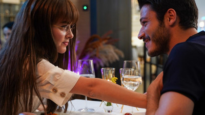 Cam Tavanlar dizisinden romantik tanıtım