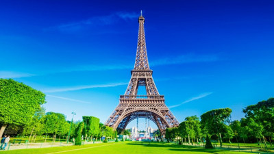 Eyfel Kulesi, bomba ihbarı nedeniyle geçici olarak boşaltıldı. İhbar asılsız çıkınca demir kule ziyaretçilere yeniden açıldı