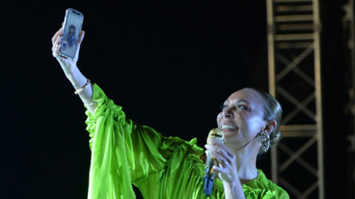 Ziynet Sali, Covid-19'a yakalanan eşini sahneden arayarak moral verdi