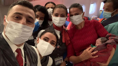 Tahliye uçuşunda doğum! Doğumu kabin amiri ve ekibi gerçekleştirdi