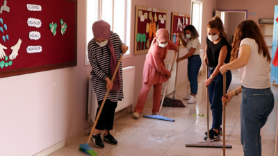 Okullara geri dönüşe sayılı günler kala öğretmenler tüm okulu kendi elleriyle temizledi