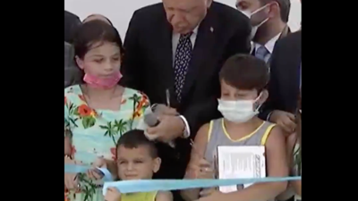 Rize'deki açılışta kurdeleyi erken kesen küçük çocuğun kafasına vuran Cumhurbaşkanı Erdoğan'ın hareketi gündem oldu.