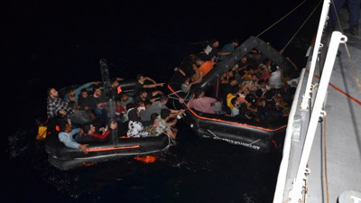 İzmir açıklarında 63 kaçak göçmen kurtarıldı