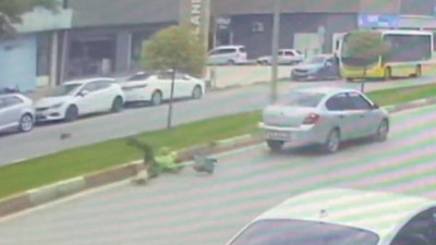 Otomobil temizlik işçisine çarptı: Kaza anları güvenlik kamerasına yansıdı