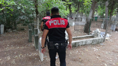 Mezarlıkta, vücudu toprağa gömülü bebek bulundu