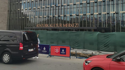 AKM'de isim tartışması sona erdi! Medyatava AKM önüne asılan yazıyı görüntüledi