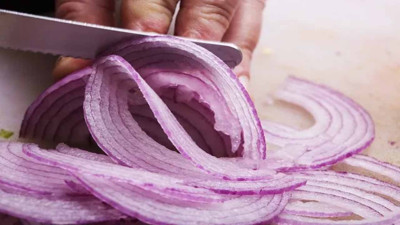 Soğan akıttı, sakız durdurdu. Mutfaktaki işkenceye sakız çare oldu