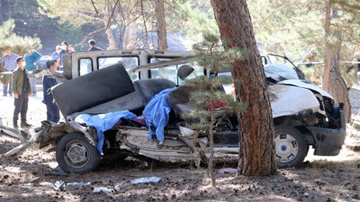 Afyonkarahisar'da öğrenci servisi devrildi: Ölü ve yaralılar var