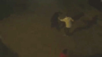 Sultangazi'de büyük vicdansızlık! Biri zihinsel engelli genci dövdü diğerleri film izler gibi izledi