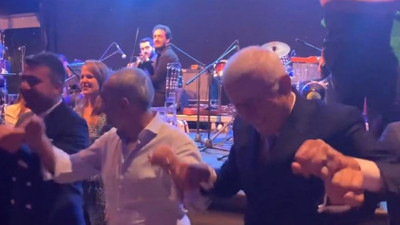 Gazeteciler İsmail Saymaz ve Ertuğrul Özkök'ün halay görüntüsünü, İsmail Küçükkaya paylaştı