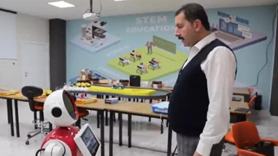 AK Partili başkan 'En çok kimi seviyorsun?' dedi, robot, 'Metin Baydilli başkanımı' diye yanıtladı