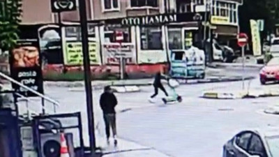 Elektrikli scooterlar dehşet saçıyor! Otomobilin altında kalmaktan saniyelerle kurtuldu...