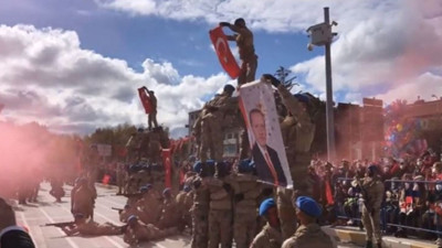29 Ekim Cumhuriyet Bayramı kutlama töreninde askerler Erdoğan posteri açtı! CHP'den tepki geldi