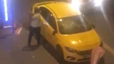 Kayınbiraderin taksisine demir çubuklu saldırı kamerada