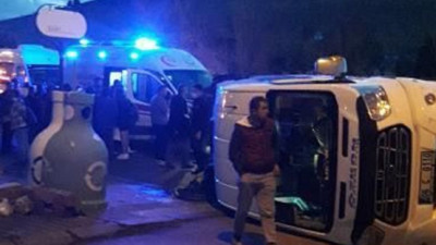 Servis minibüsü devrildi: Yaralı öğrenciler var!