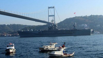 Sarayburnu'nda demirleyen ABD savaş gemisi Karadeniz'e açıldı