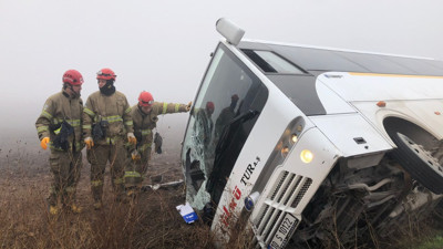 Balıkesir'de minibüsün çarptığı servis midibüsü devrildi: 11 öğrenci yaralı!