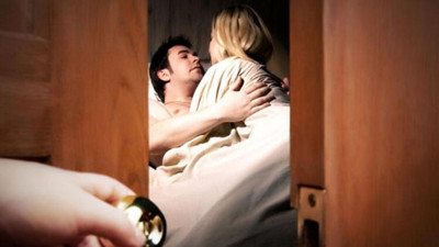 Yatak odasındaki gizli kamera olayı ortaya çıkardı! İşteyken yatak odasına gizli kamera koyan kadın, kocasıyla ilgili öğrendiği gerçek nedeniyle dehşete düştü