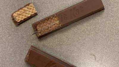 8 yaşında kız çocuğu elindeki çikolatayı ısırınca ağzı parçalandı... İçerisinde kesici madde olan çikolata için soruşturma başlatıldı...