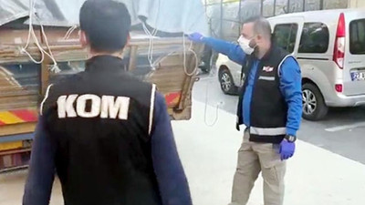 Gaziantep'te polisin düzenlediği operasyonda bir kamyonetin kasasında 1480 litre etil alkol ele geçirildi