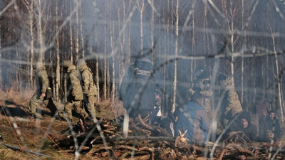 Polonya-Belarus sınırında sığınmacı krizi sürüyor: Belarus sığınmacıları korkutmak için ateş açtı!