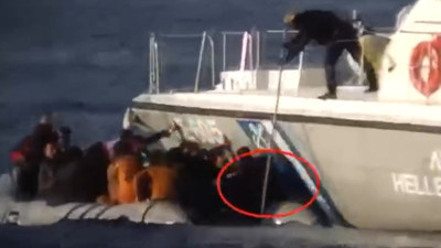 Yunanistan'ın göçmenlere yönelik görüntülerini paylaşan Ömer Çelik çok sert çıktı:  Dünya, bu ahlaksız zalimliğe 'dur' demelidir