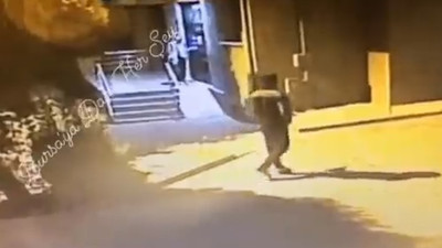 Bursa’da, elinde bıçak olduğu iddia edilen bir erkeğin, sokaktaki bir kadını evine kadar takip ettiği görüntüler gündem oldu