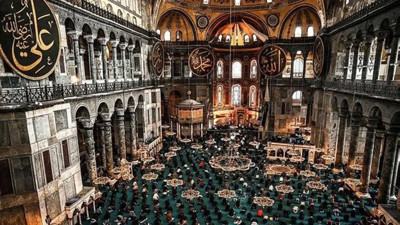 Ayasofya'da şaşırtan olay! Kırık taşın arkasından öyle bir şey çıktı ki...