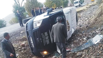 Adıyaman'da  minibüs şarampole devrildi: 6 yaralı var