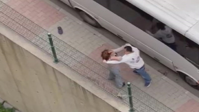 Cezaevinden çıkar çıkmaz eski eşini sokak ortasında dövdü... Cebinden çıkardığı makasla da saçlarını kesti