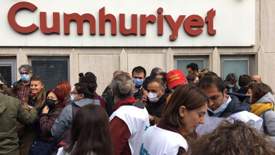 TGS üyeleri işten çıkarmalara karşı Cumhuriyet gazetesi önünde basın açıklaması yaptı