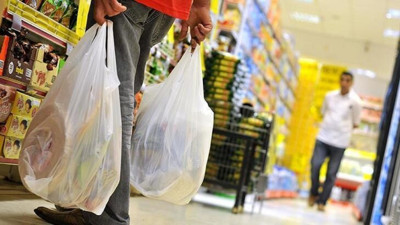 Vatandaşa bir kötü haber daha... Market poşetlerine yüzde yüz zam geliyor 25 kuruşluk poşet ücreti 50 kuruş oluyor. Zincir marketler poşet fiyatlarına yüzde 100 zam istiyor