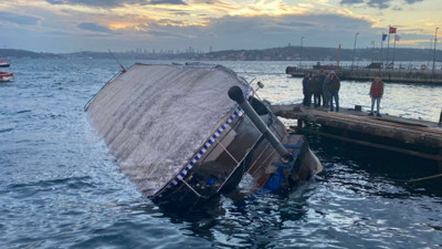 Şiddetli lodos hayatı olumsuz etkilemeye devam ediyor. İstanbul Beykoz'da lodos tekne batırdı