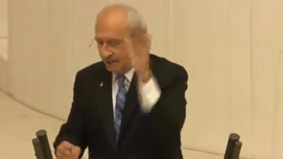 Kemal Kılıçdaroğlu Meclis'te el hareketi yaptı mı? CHP'den ilk açıklama geldi: 'Dünya kadar yük sırtımıza yüklendi' diyerek ve bunu kuvvetlendirici bir hareket olarak, elinin sırtına vurdu