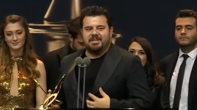 Pantene Altın Kelebek Ödülleri'nde 'En İyi Komedi Dizisi' Çok Güzel Hareketler 2 seçildi! Eser Yenenler'den duygusal konuşma: Ödülü Arif Güloğlu'na ithaf etti