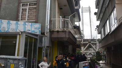 Antalya'da öğrenci yurdunda satırlı vahşet yaşandı, aşçı 18 yaşındaki gencin başını satırla kesti, göğsünün üzerine koydu,  "Deccal'i vurdum" diye bağırdı