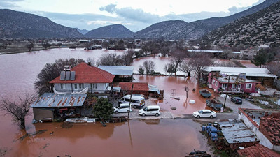 Burdur´un Bucak ilçesinde son 24 saatte etkili olan yağış, günlük yaşamı olumsuz etkiledi. Aşırı yağış nedeniyle Boğazköy'deki ovalar göle döndü