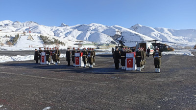 Irak'ın kuzeyindeki 'Pençe- Yıldırım' operasyon bölgesinde şehit düşen 3 asker için Hakkari'de askeri tören düzenlendi