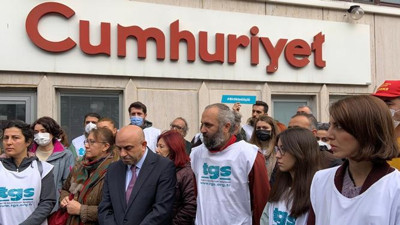 Cumhuriyet gazetesinde sular durulmuyor! Deneyimli gazeteci, kişisel sosyal medya hesabından yaptığı açıklamayla, Cumhuriyet gazetesi köşe yazarlığından istifa ettiğini duyurdu