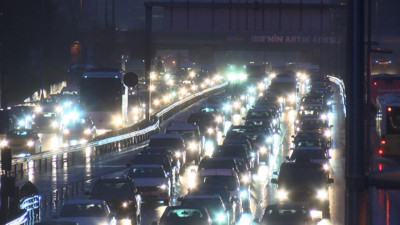 İstanbul'da yağmur ulaşımda yoğunluk yarattı