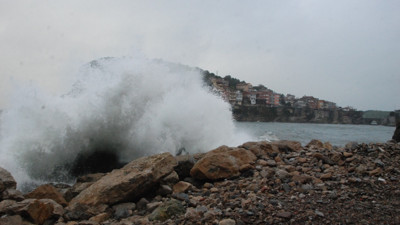 Amasra'da korkutan rüzgar, 3 kuru yük gemisi, limanda demirlendi. Kıyıya vuran dalgaların boyu ise 3 metreyi geçti