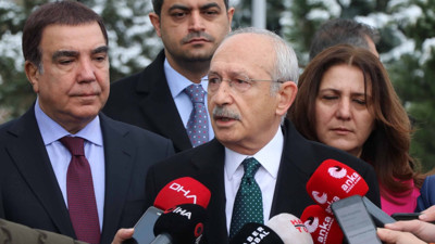 Dövizin nasıl düşeceğini açıkladı. Kayseri'de konuşan CHP Genel Başkanı Kemal Kılıçdaroğlu dolar ve euronun nasıl düşeceğini açıkladı,  sandık çağrısı yaptı