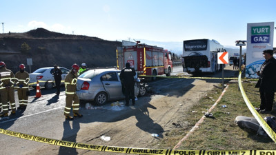 Otomobil, emniyet şeridindeki otobüse çarptı; sürücü öldü, eşi ve kızı yaralı
