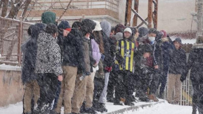 Çorum'da öğretmen ve öğrencilerin kar eğlencesi kamerada