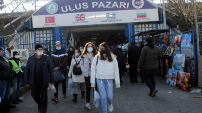 Türkiye'de döviz kurlarının artmasıyla birlikte Edirne'de iğneden ipliğe her şeyi satın alıp götüren Bulgar turistlere "leva" şoku