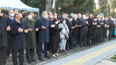 Mehmet Akif Ersoy'a anma... Vefatının 85'inci yıldönümünde Edirnekapı Mezarlığı'ndaki kabri başında anıldı