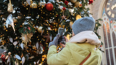 En tuhaf yılbaşı gelenekleri: Ölü insanları besliyorlar, kütükleri sopalarla dövüyorlar
