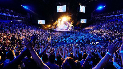 Koronavirüs hayatımızdan çıkmadı ama etkinliklere geri dönmeye başladık. Geçtiğimiz günlerde konsere giden kişiler arasında en az 2 bin kişi Covid oldu