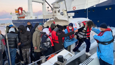 Yunanistan unsurları tarafından Türk kara sularına itilen 66 göçmen kurtarıldı