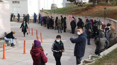 Eskişehir'de en az iki doz aşı olan kişilerin oranı yüzde 85'e ulaşmasına rağmen artan koronavirüs vakalarının ardından hastanelerde test kuyrukları uzadı, etkinlikler iptal oldu